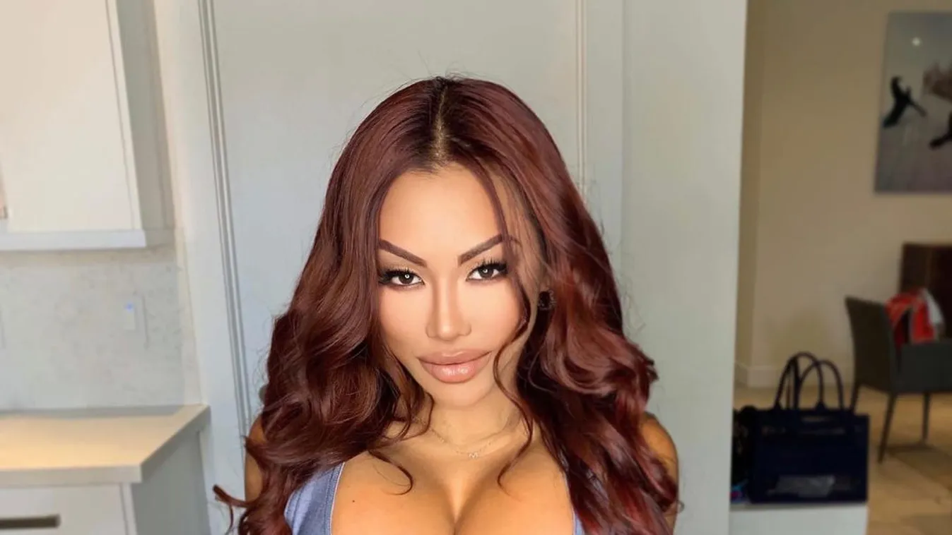 Felcsúszott a miniszoknyája, széttárt combokkal villantott a pornósztár