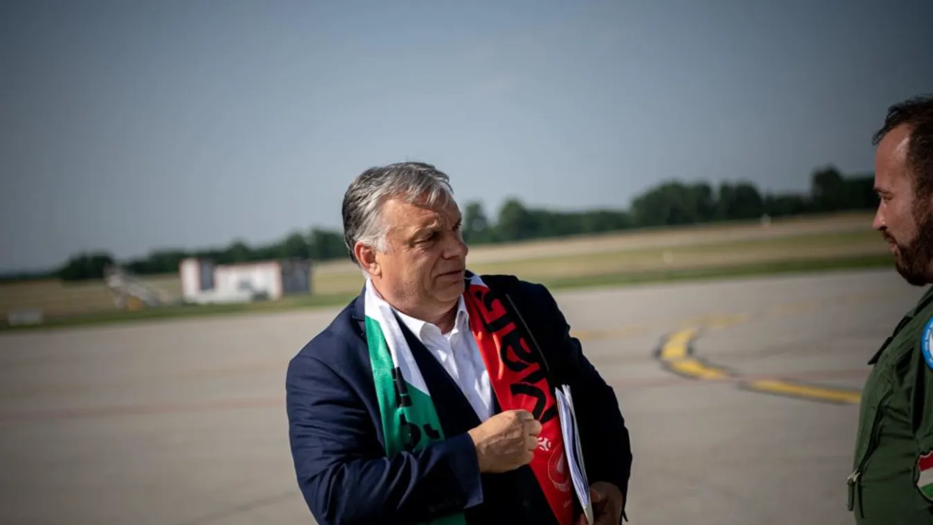 Orbán Viktor a reptérről üzent a magyar válogatottnak