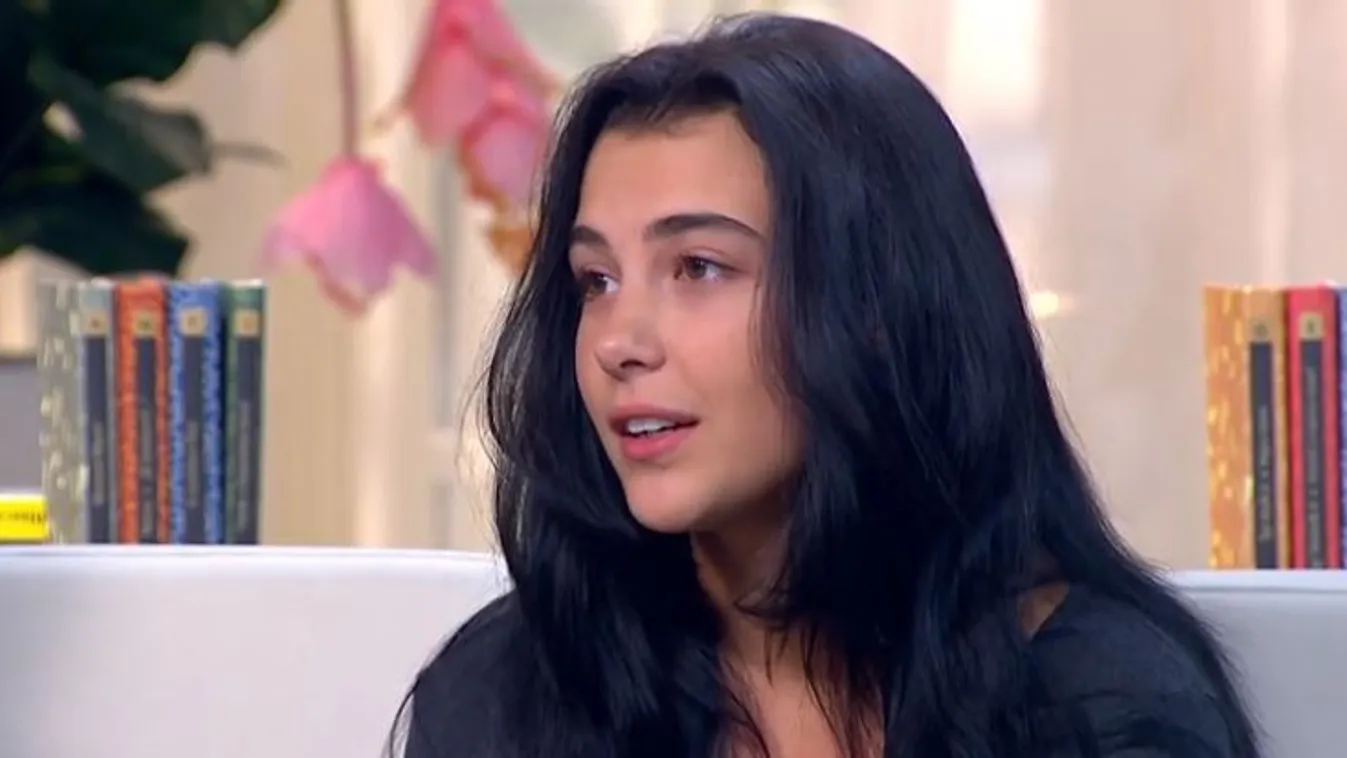 Elszabadult, és majdnem kiesett a felsőből Tóth Andi hetyke melle - Fotó