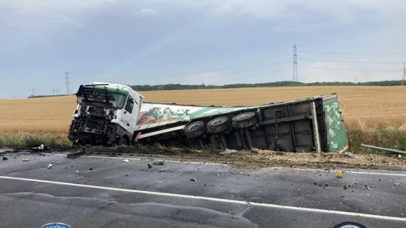 Dráma Szedresnél: az összeroncsolódott autóból húzták ki a sérülteket - fotó