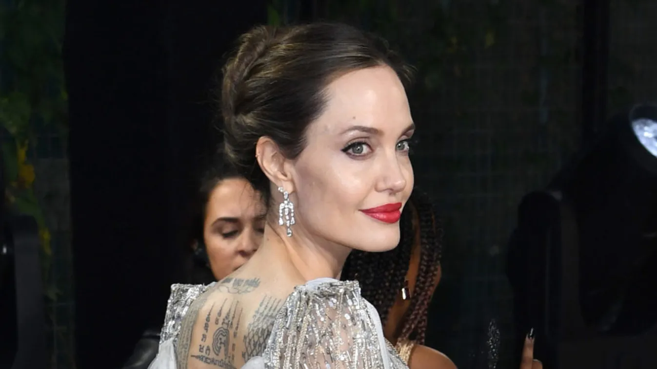 Bosszú Brad Pitt ellen: Angelina Jolie 15 évvel fiatalabb énekessel randizik