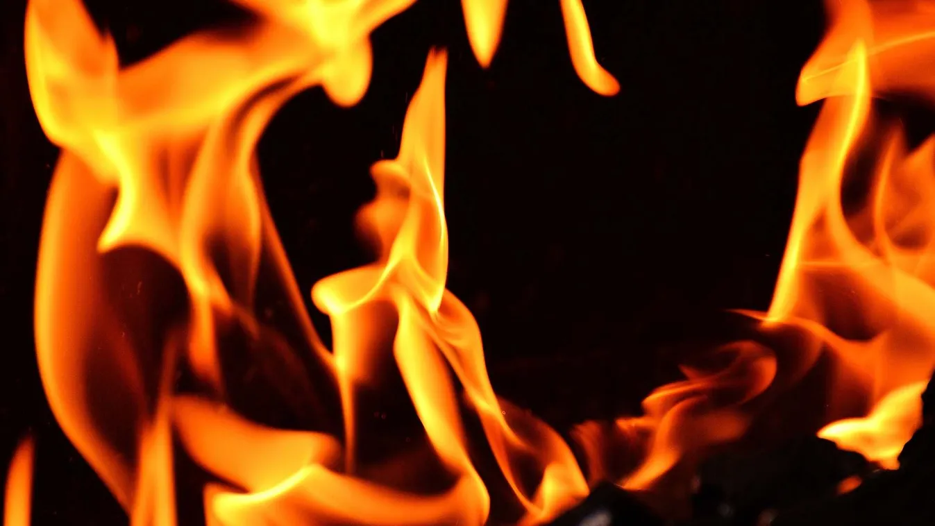 Élet-halál között lebeg a nő: fél liter benzint locsolt rá a srác, majd meggyújtotta