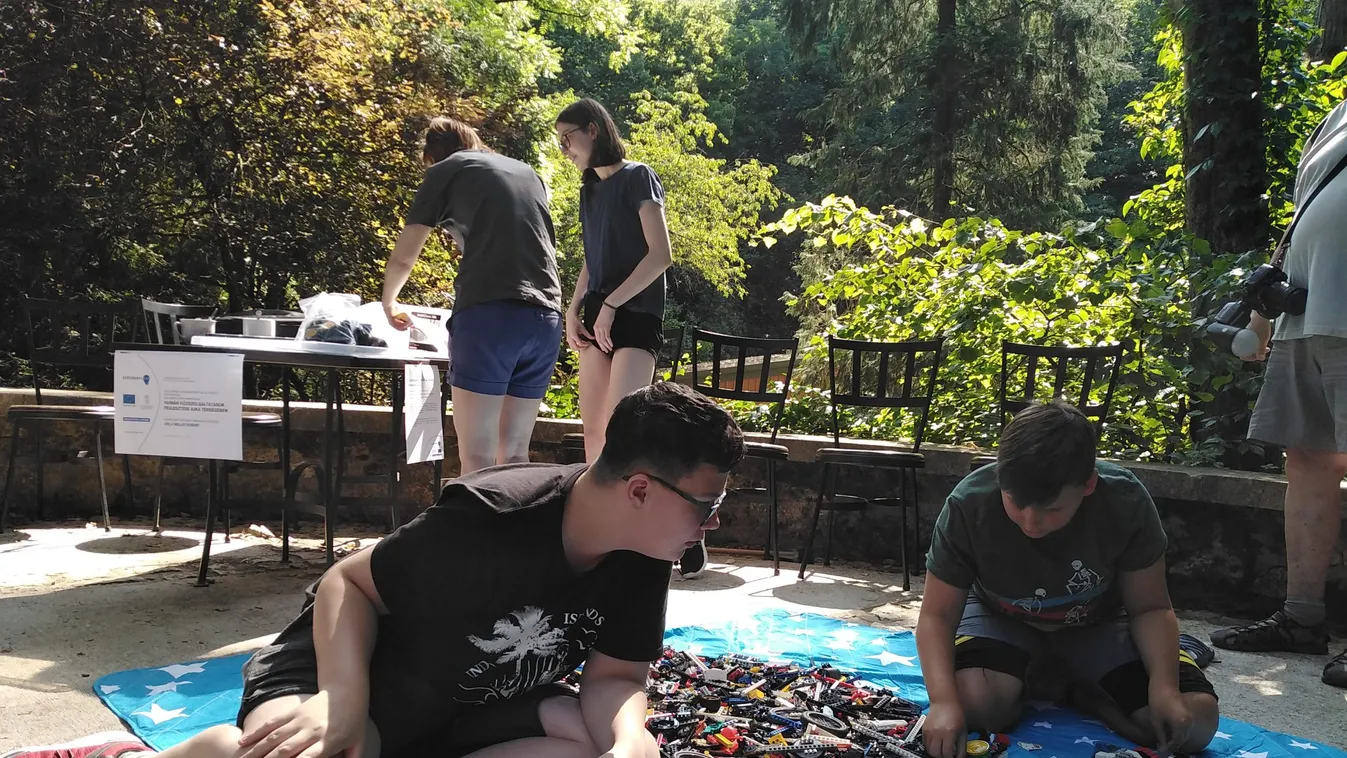 Vízrakétát és marsjáró rovert építettek az ajkai gyerekek