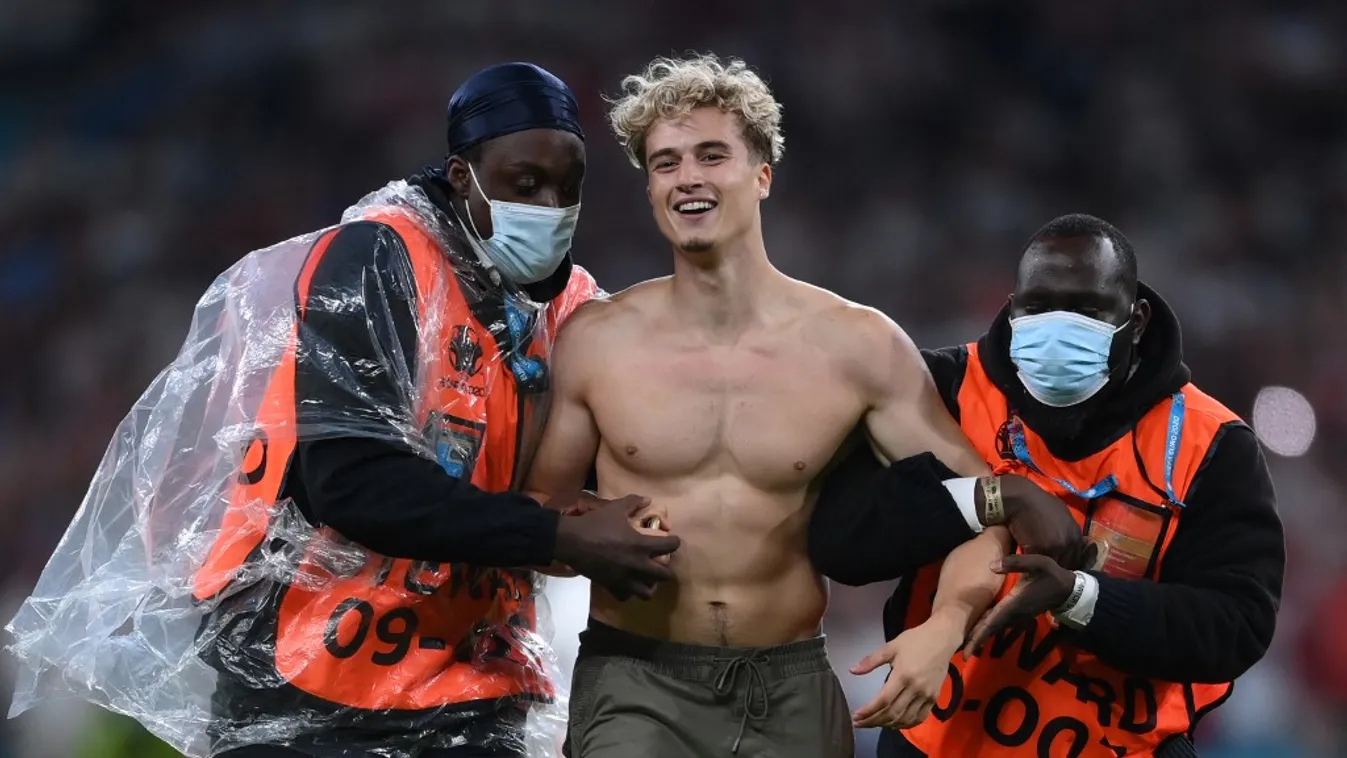 Cicik után izmok: kiderült, ki az Eb-döntőn félmeztelenül fogócskázó srác - Videó