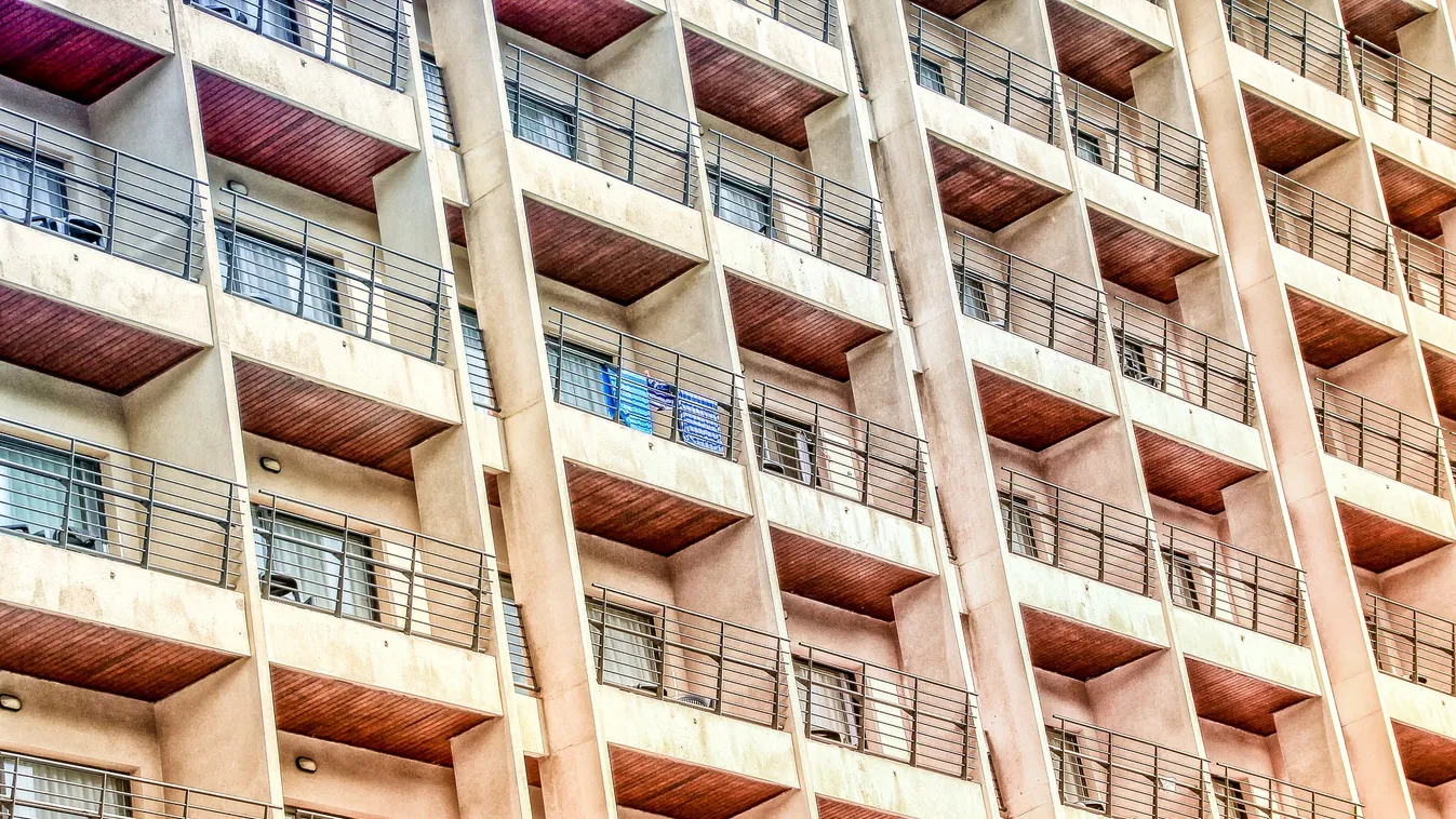 Megrázó hír érkezett: ablakpucolás közben kizuhant a tizedikről egy budapesti nő