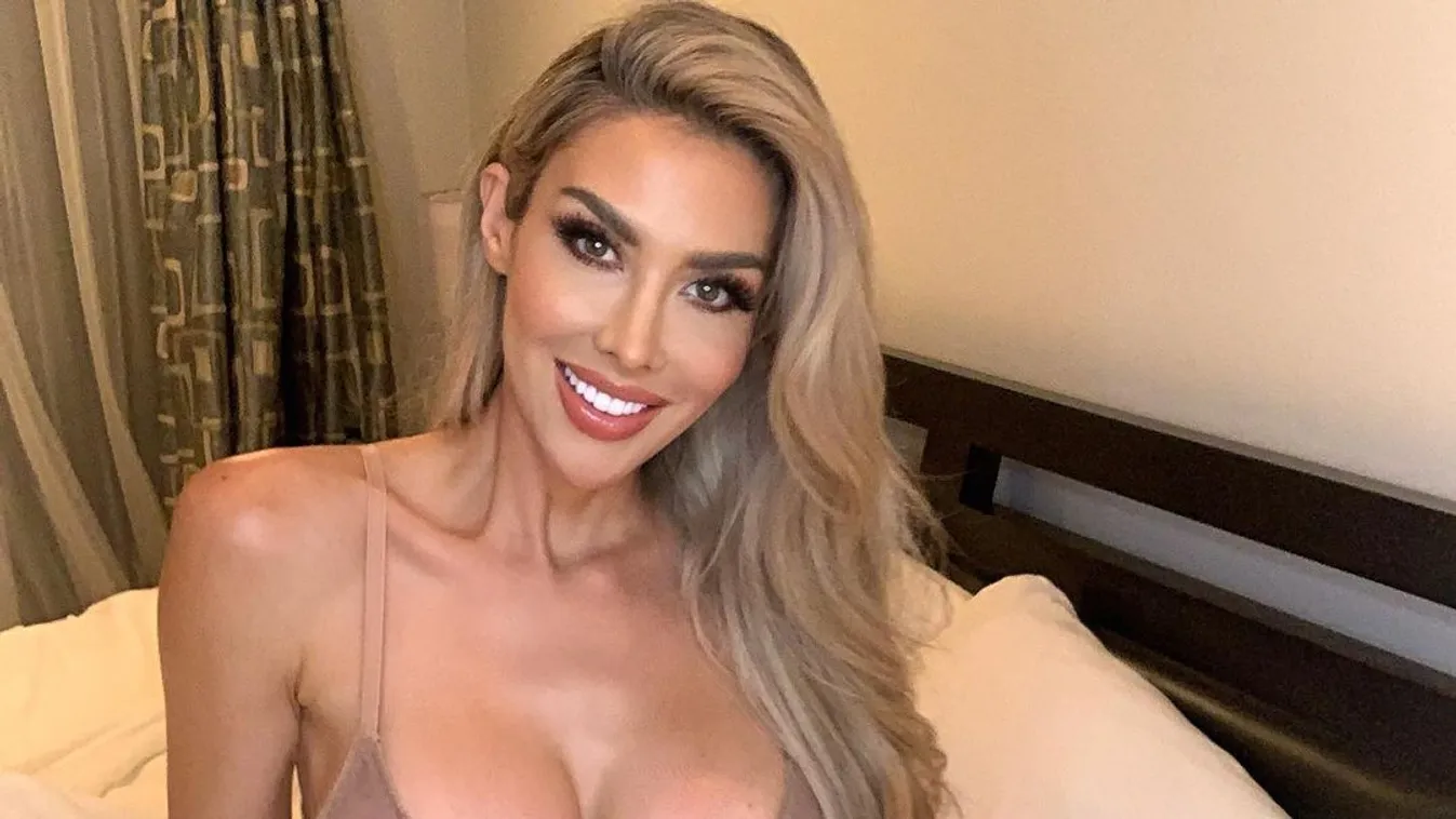 Szétnyílt a köntöse, meztelen combjai közé nyúlt az érzéki színésznő