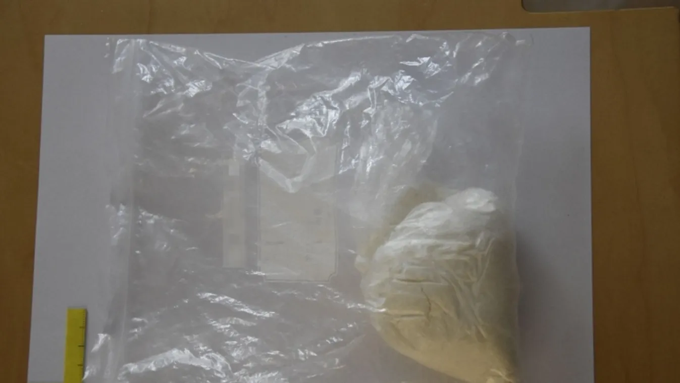 Dobtak egy hátast a heves megyei rendőrök: droggal és készpénzzel volt kitömve a fiatal nő