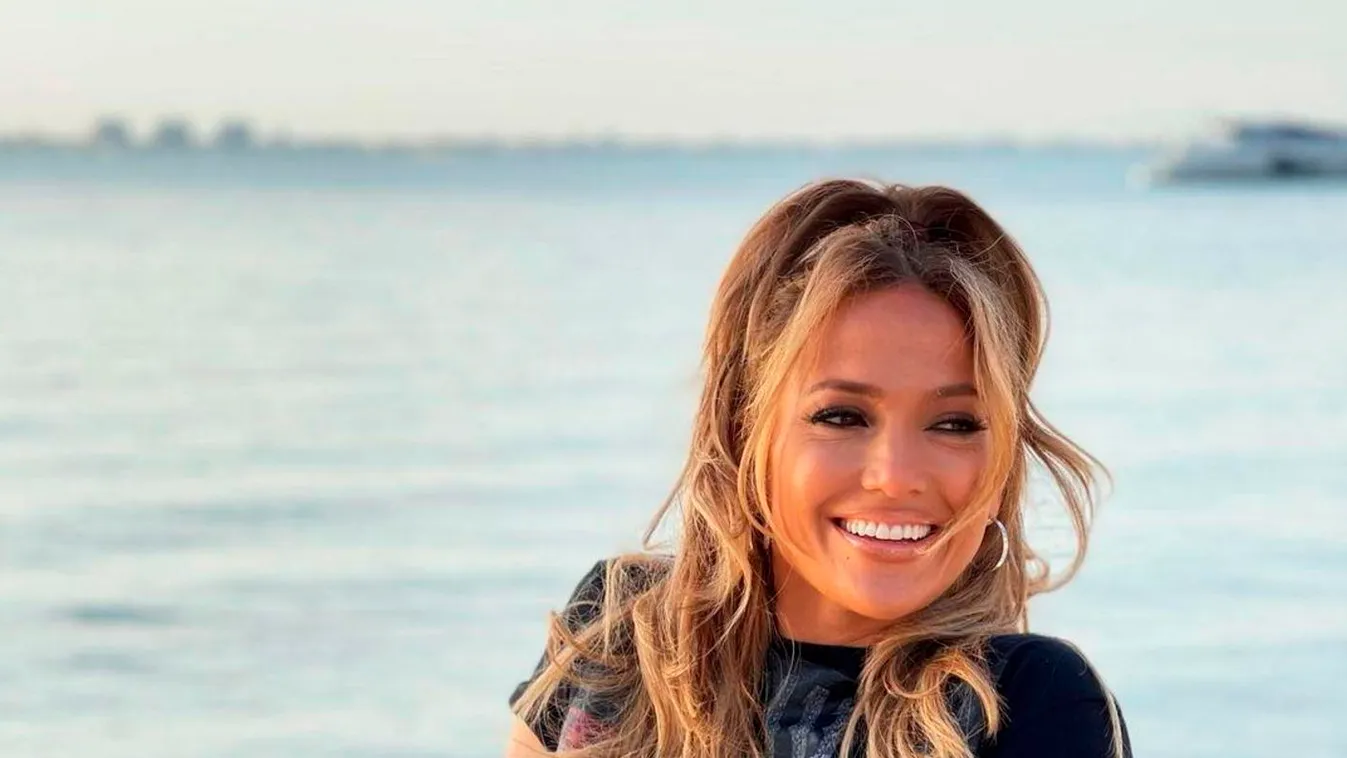 Az énekesnő tangás feneke olyan, mint egy álom, mégis megcsalták - Fotó