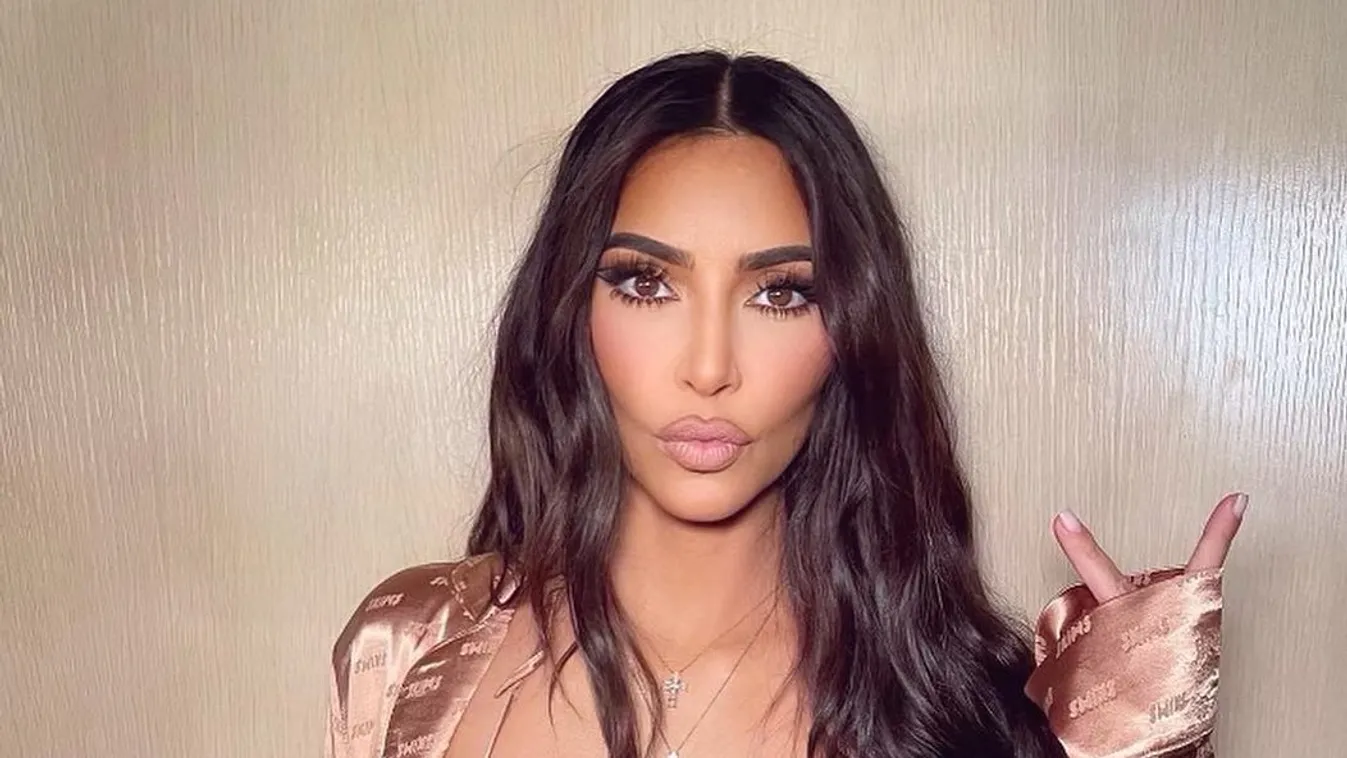 Csak egy cérnaszál takarta a sztáranyuka micsodáját +18-as kép