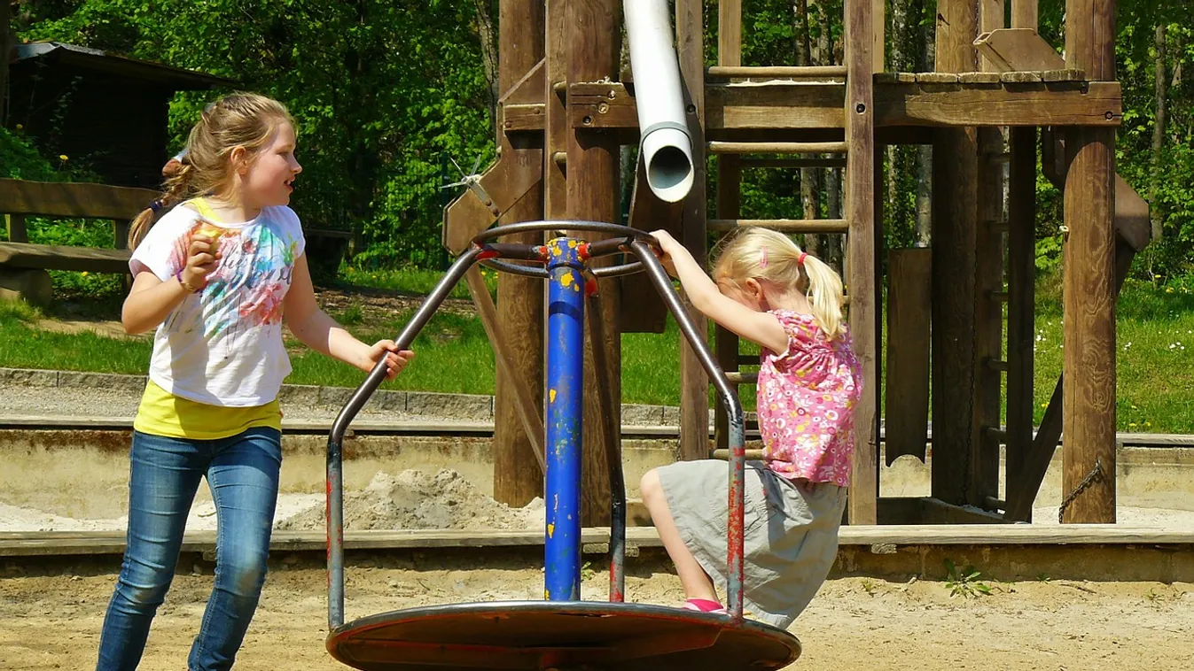 Parkban játszó kisgyerekekre támadt késsel egy őrjöngő férfi Szenicén 