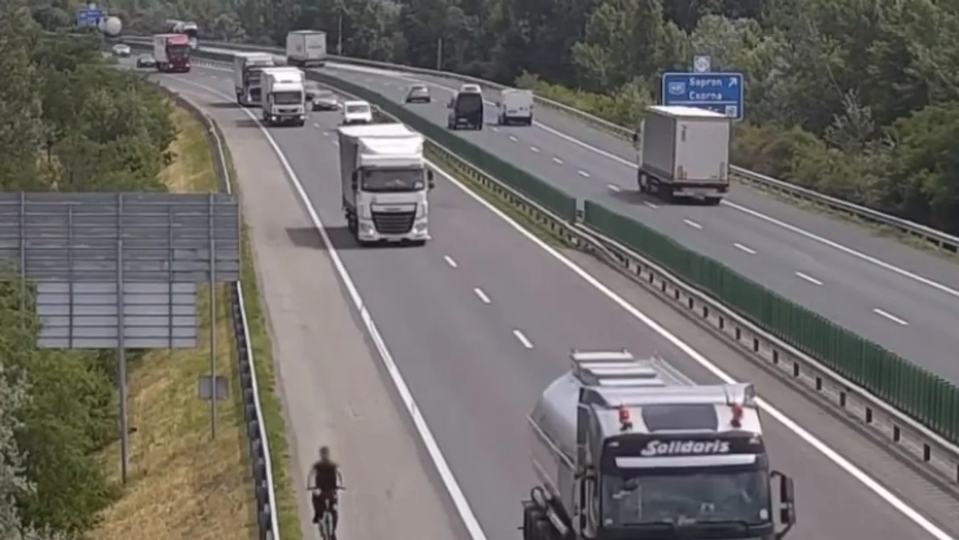 Nézni is rossz: száguldó kamionok mellett bringáznak a magyar sztrádákon – videó