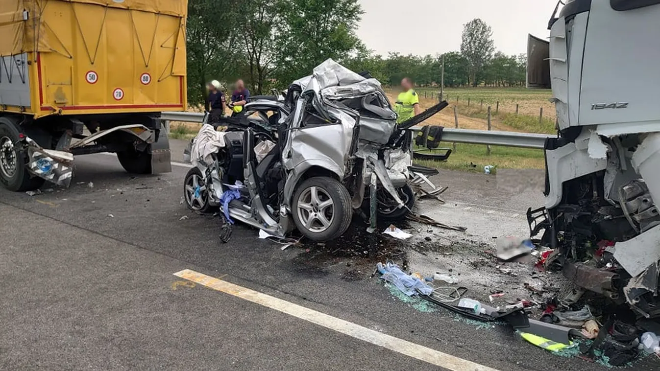 Brutális helyszíni fotók: álló kocsisorba rohant bele a kamion, egy ember meghalt