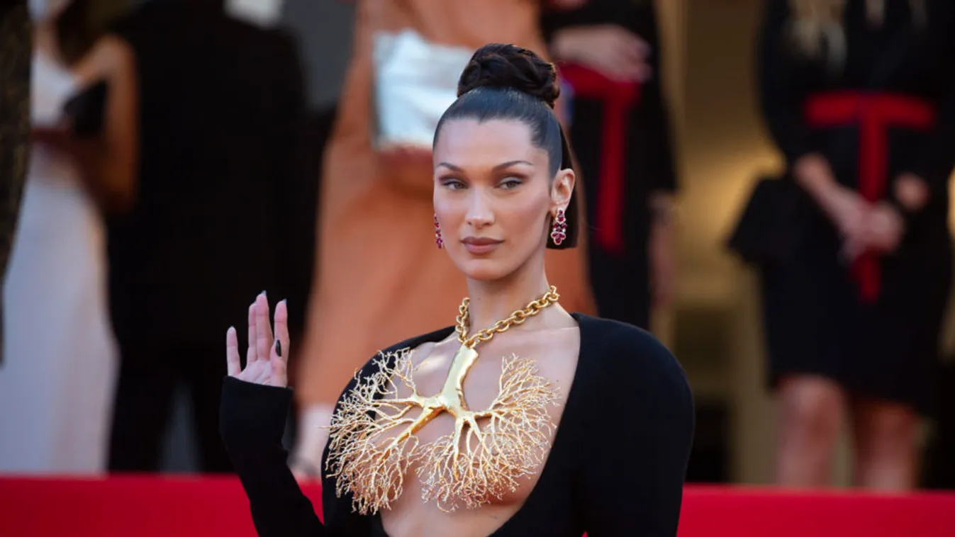 Közönséges vagy szexi? Bella Hadid meztelen mellekkel ment a vörös szőnyegre - Fotó