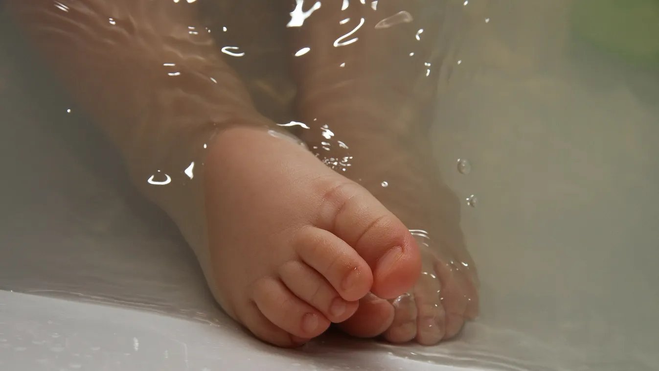 Tragédiába fulladt a babafürdetés: 22 hónapos kislányát vesztette el az anya