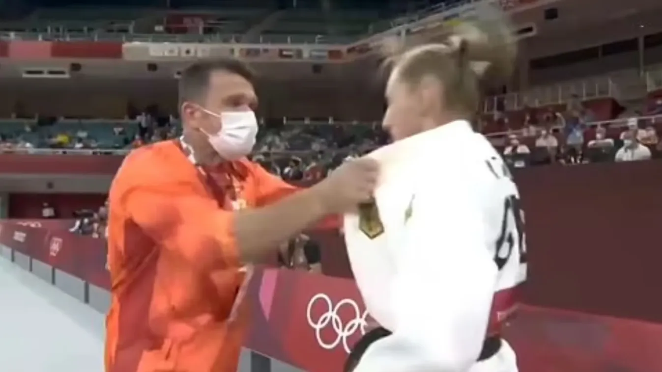 Megrángatta és felpofozta a sportolót az edzője a magyar összecsapás előtt - videó