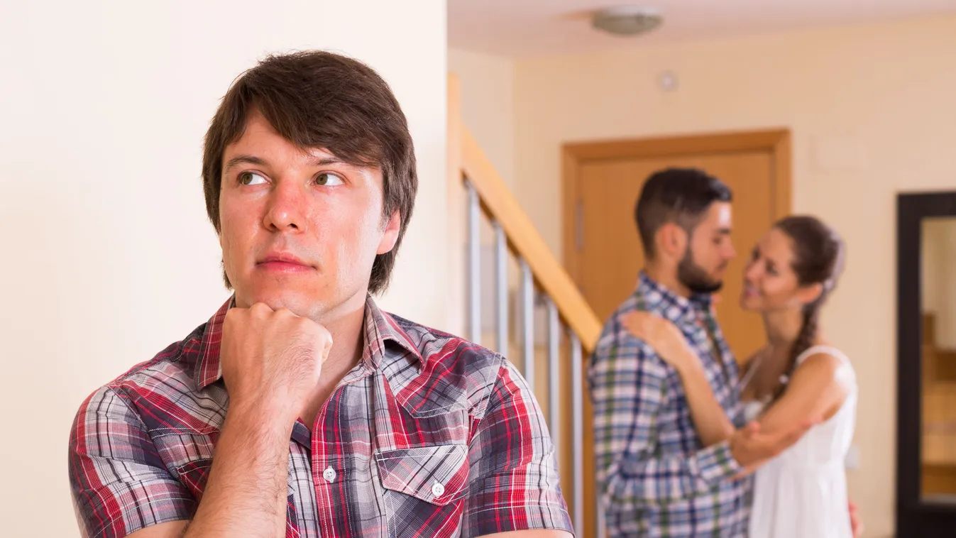 Rányitotta a férj a szomszéd szobában lévő feleségére az ajtót, durva, mit művelt odabent