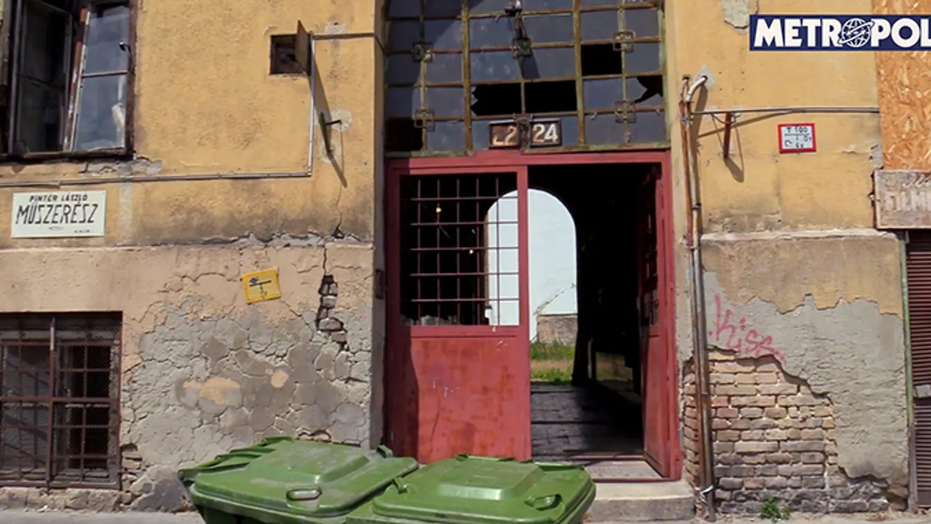 Elképesztő: Béla bácsi negyven éve él az erzsébetvárosi horrorházban