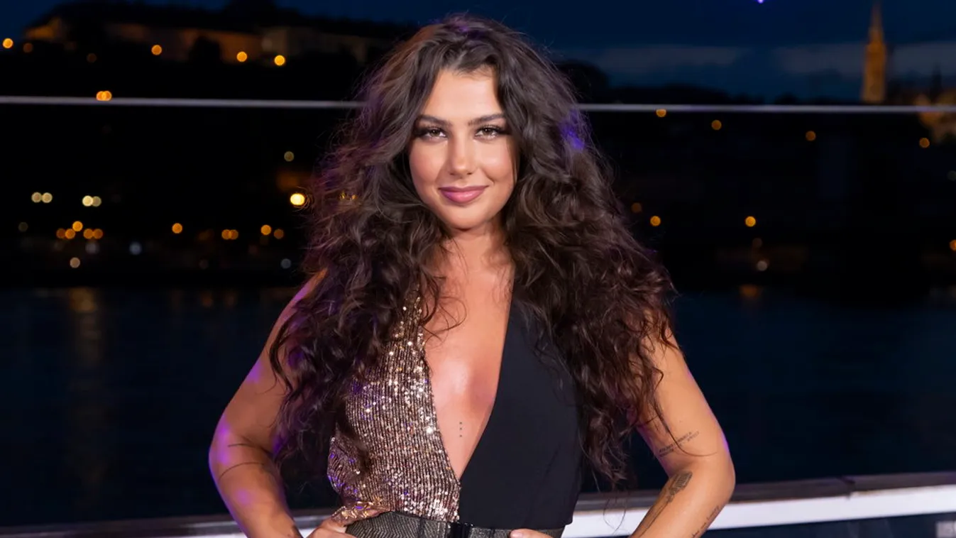 Tóth Andi pihenés közben is szexi: csak egy lenge fürdőköpeny takarja testét - fotó