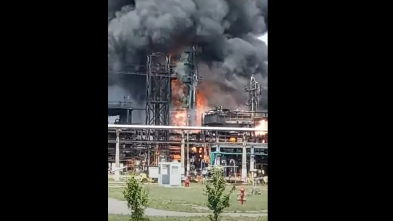 Menekítik az embereket: felrobbant egy olajfinomító, halott is van és rengeteg a sérült Romániában - Videó