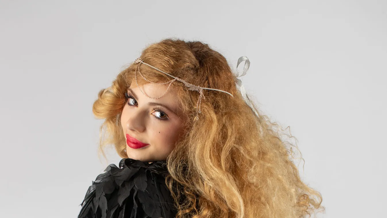 Opitz Barbi nem szégyenlős! Merész ruhában állt színpadra