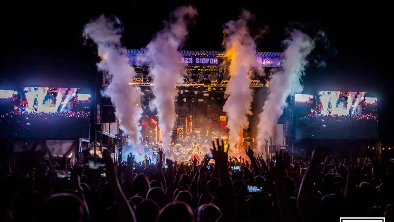 Az aranyálarcos világsztár érkezik a Plázsra