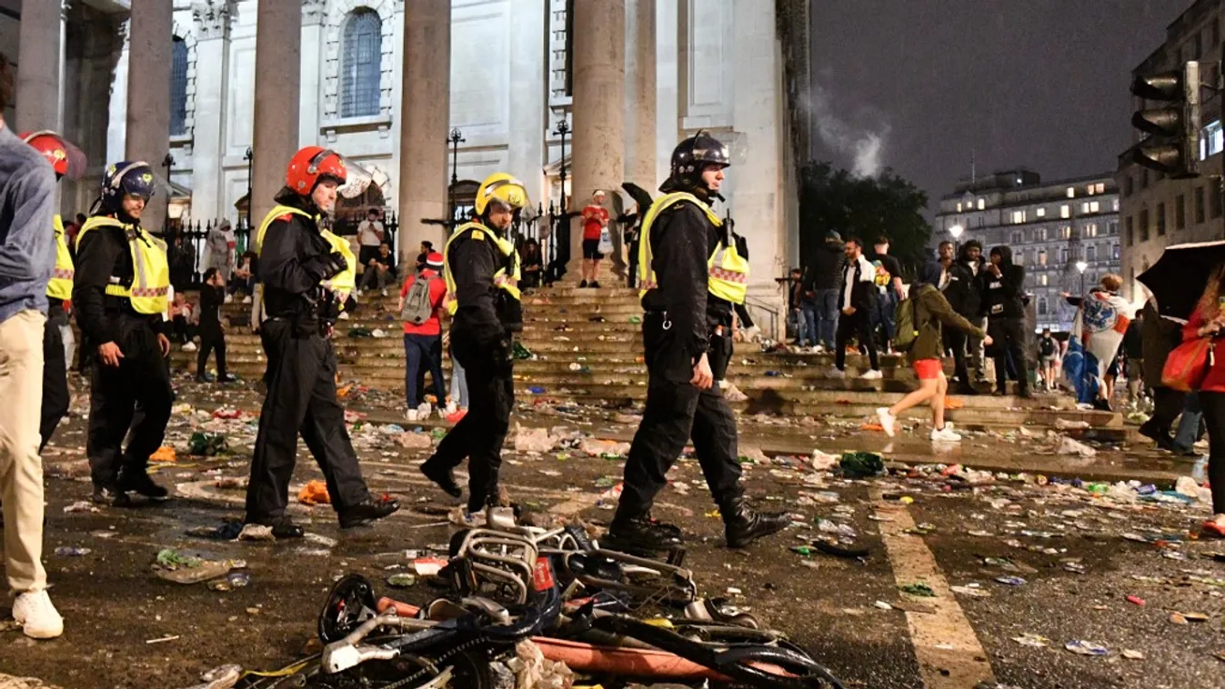 Borzalmak az Eb-döntő után: csatatérré vált London, a Temzébe dobtak egy embert - Fotók, videók