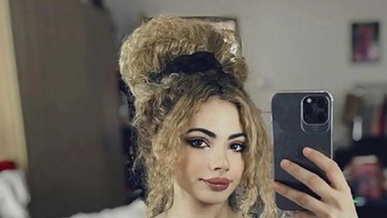 Opitz Barbi megmutatta, ekkora valójában a feneke - Fotó