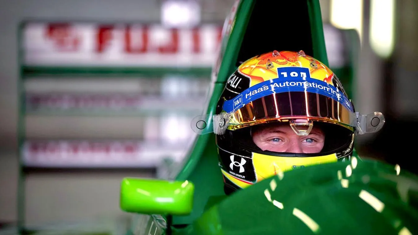 Szívszorító pillanatok, újra felbőgött Michael Schumacher rég üzemen kívüli autója