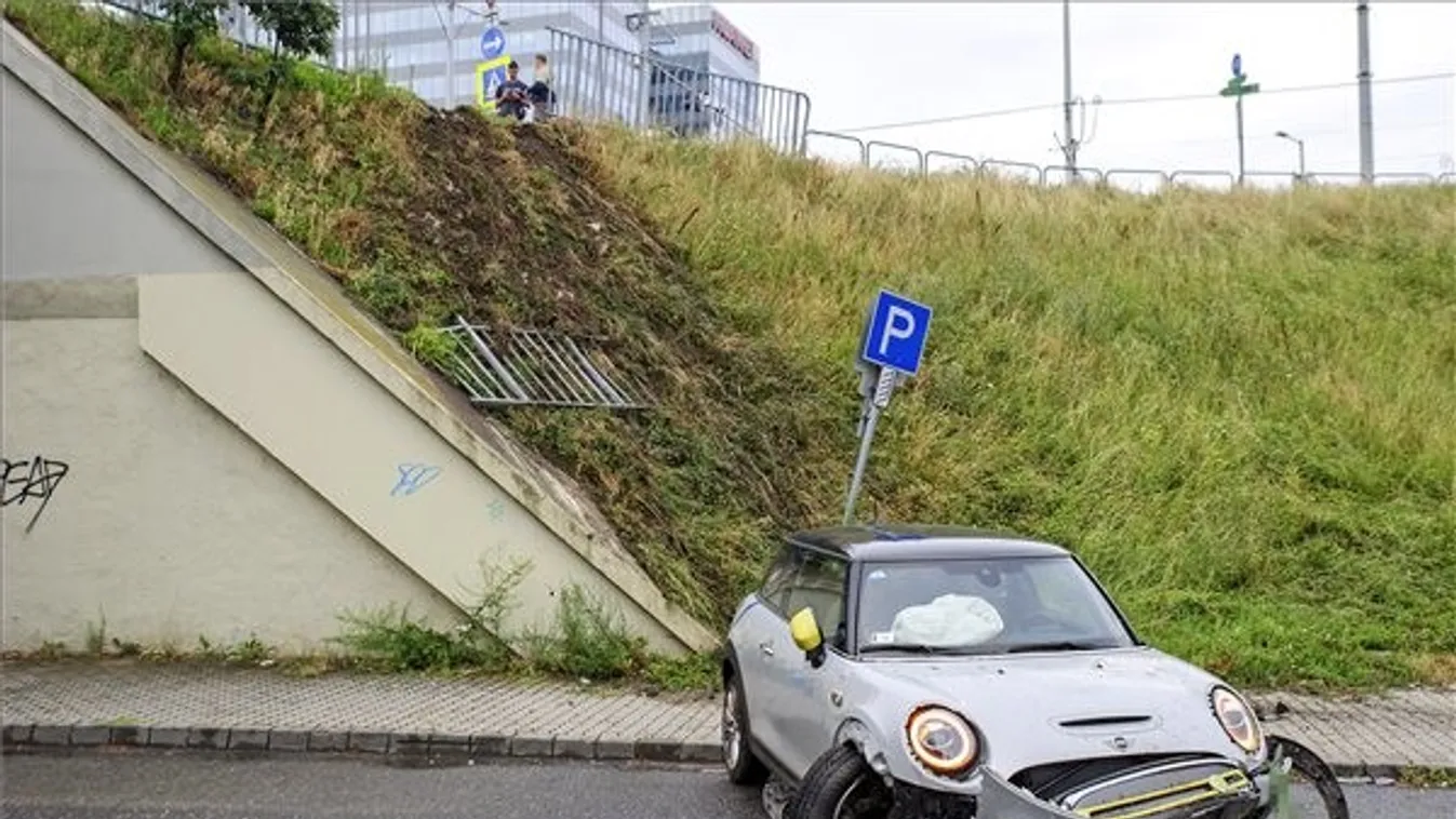 Lezuhant az Árpád híd felhajtójáról egy elektromos autó Budapesten