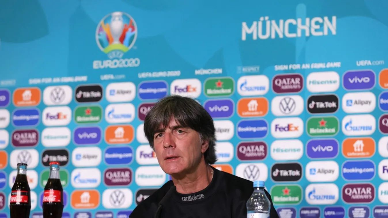 Nem valami csavaros, hülyét csinált magából a sztáredző egy kólásüveggel - Videó