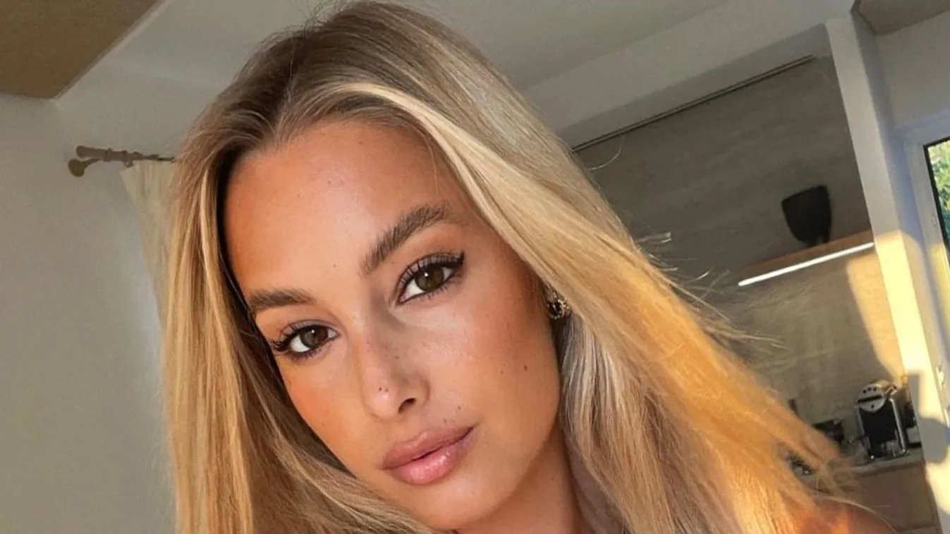 Aprócska tangában sétált be egy napraforgóföldre a legszexisebb magyar focistafeleség - Fotó