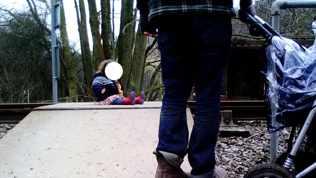 Vonatsíneken fotózták kisbabájukat a felelőtlen szülők egy őrült TikTok kihívás miatt