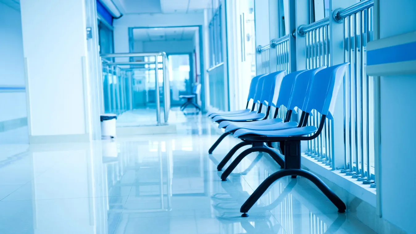 Tánc a kórházi parkolóban, halálos beteg kisfiát bátorítja a csupaszív apa