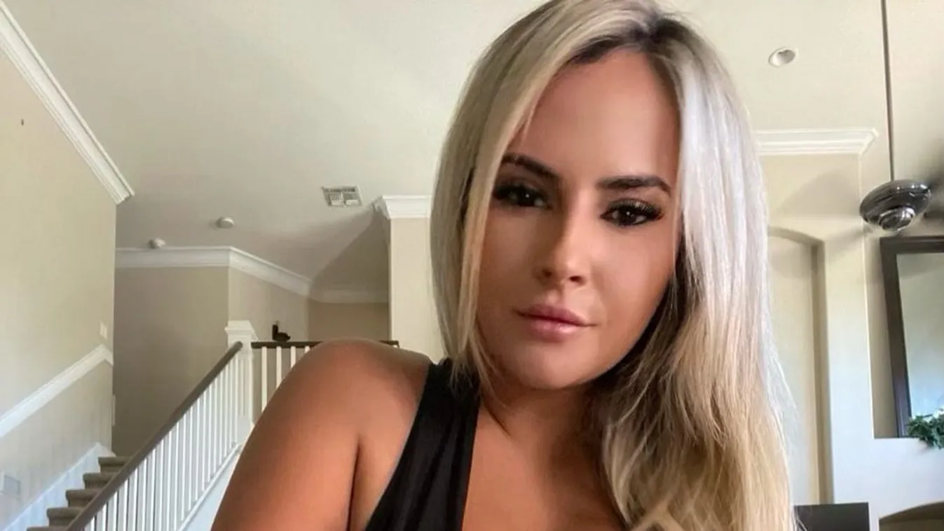 Észvesztő póz, apró bugyiban tárta szét a combjait az érzéki drukkerlány