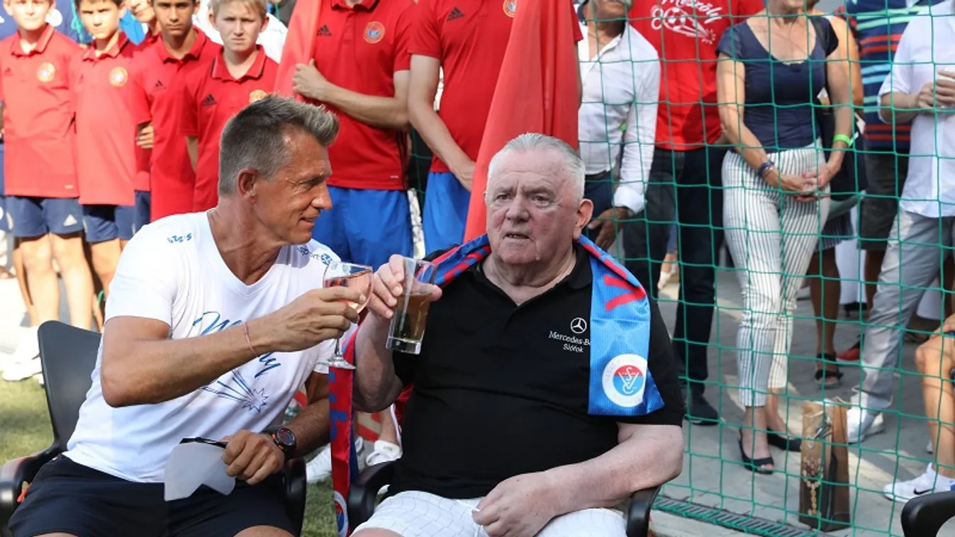 Megható fotók, a 80 éves Mészöly Kálmán könnyezve szülinapozott