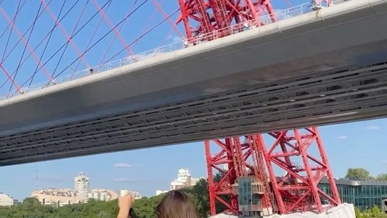 Bugyi nélkül, mindenét felfedi a brutál mellű szörfös álomnő