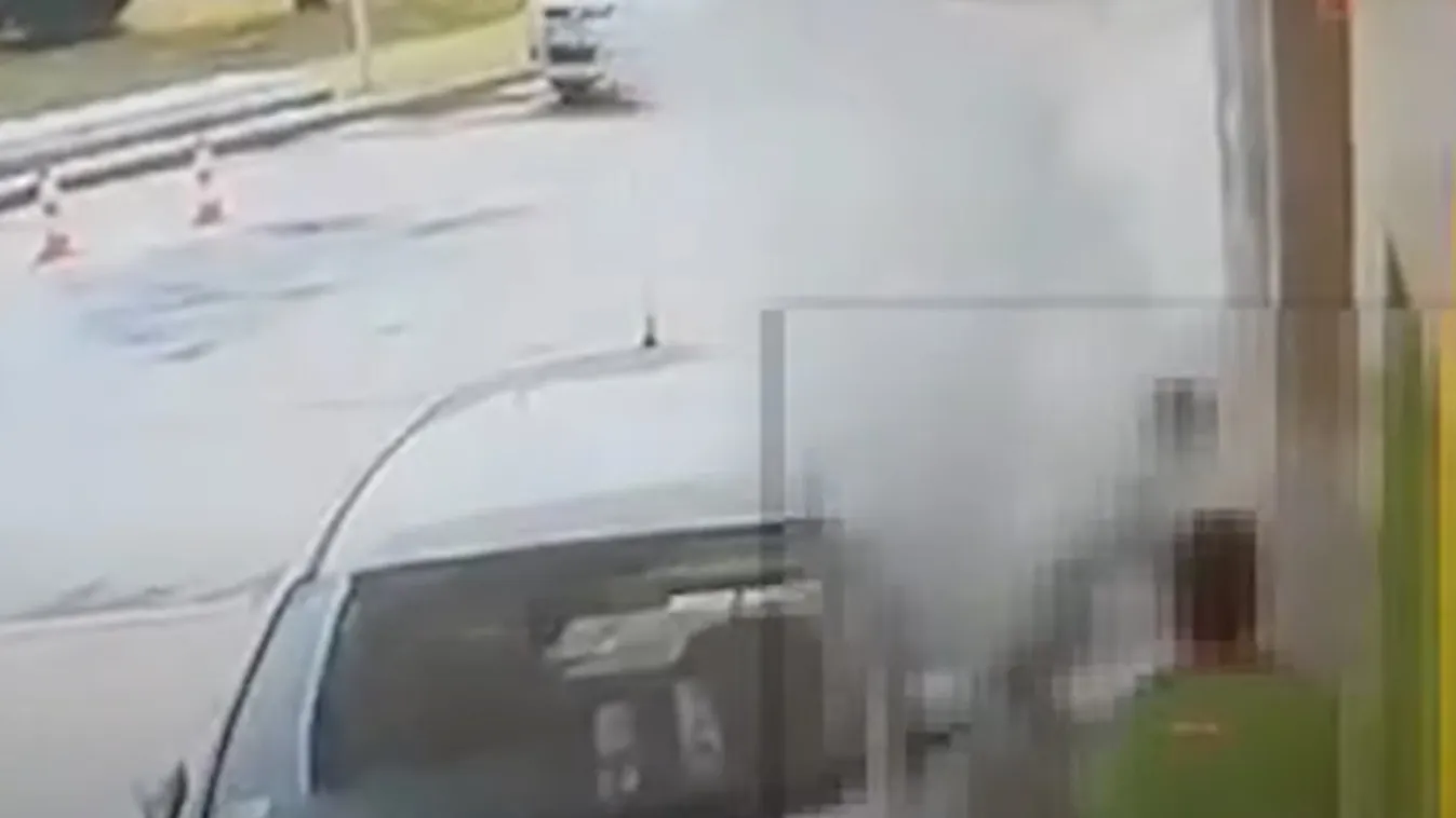 Felcsaptak a lángok az M3-as benzinkútján: egy őrjöngő férfi kezdett gyújtogatni - Videó