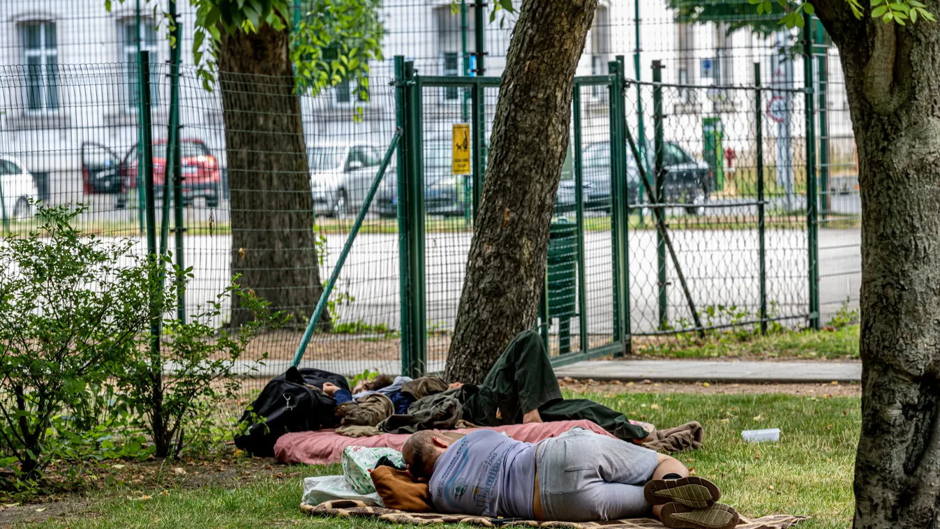 Rettegnek a budapestiek: hajléktalanok lepték el a parkokat