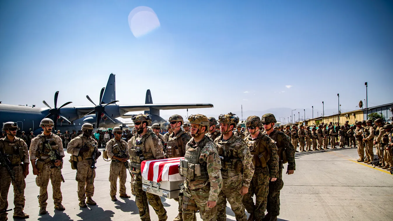 Összefacsarodik a szív: ilyen koporsóban érkeztek haza a Kabulban meggyilkolt amerikai katonák