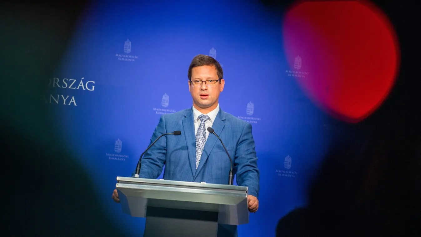 Nem hiszed el, melyik világsztárral fotózták le Gulyás Gergelyt – Fotó