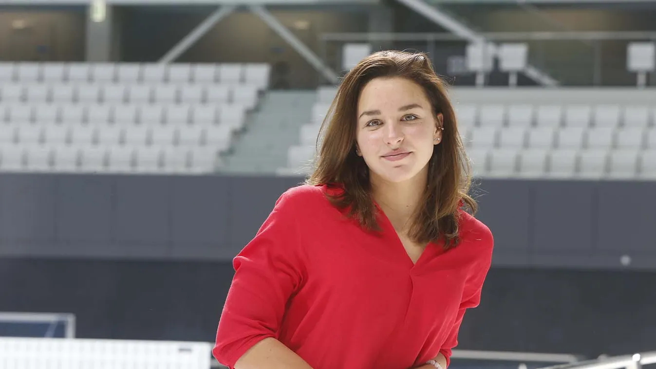 Egy szál tangában feszít Késely Ajna, kivillant a legújabb tetoválás is