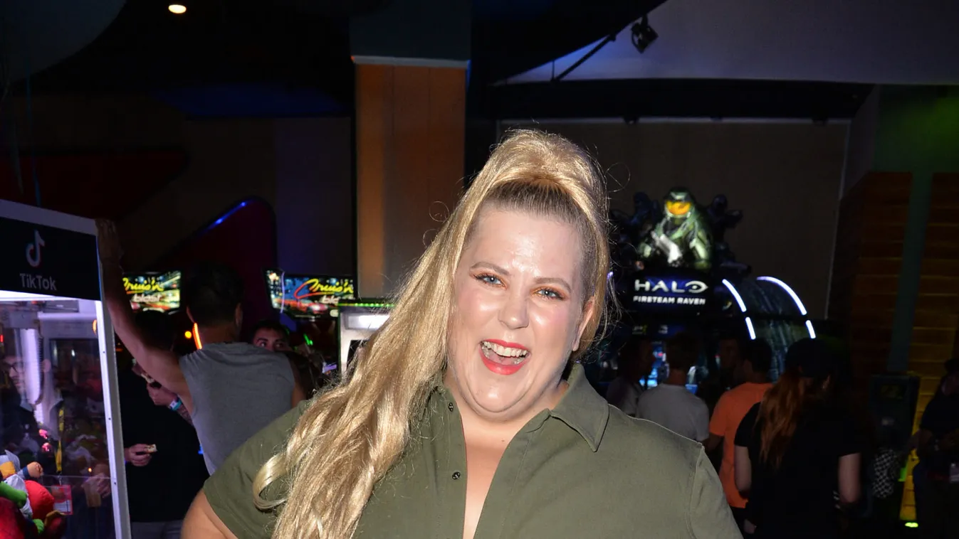 Felvette a legdivatosabb fürdőrucit a világ legbevállalósabb ducimodellje