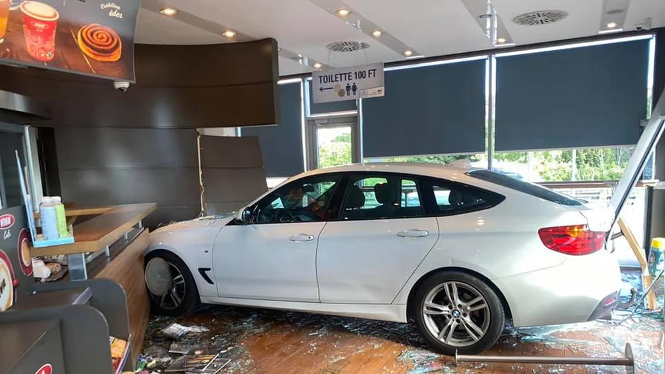 "Felmerült az ittasság gyanúja" - fékezés nélkül szállt bele egy benzinkútba a BMW-s