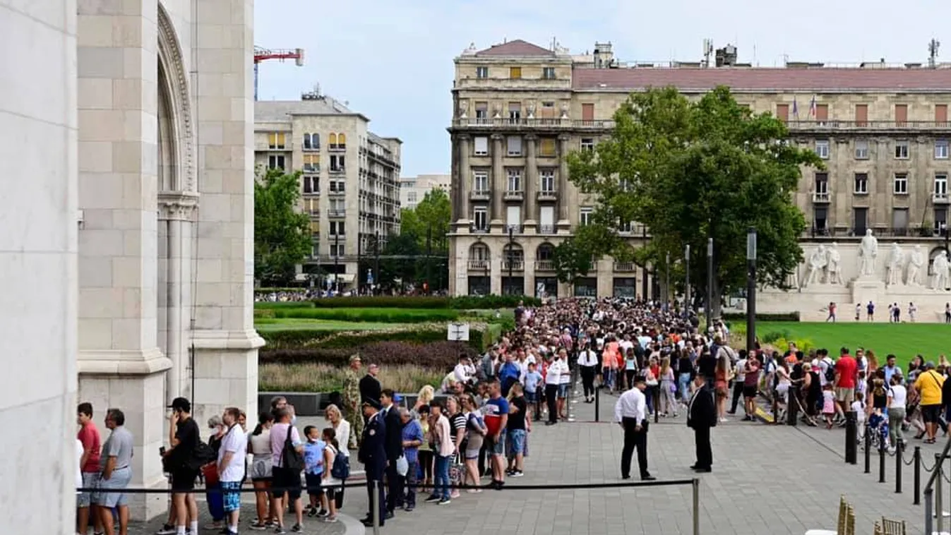 Több ezren voltak kíváncsiak a Szent Koronára