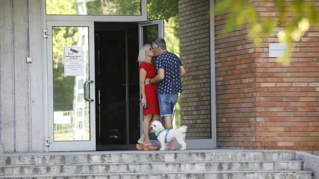 Ez aztán a szerelem: Marsi Anikót forrón csókolja új párja a TV2 kapujában!