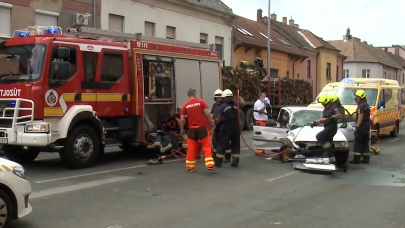 Szirénázó mentőautónak csapódott egy idős házaspár Pécsett - videó