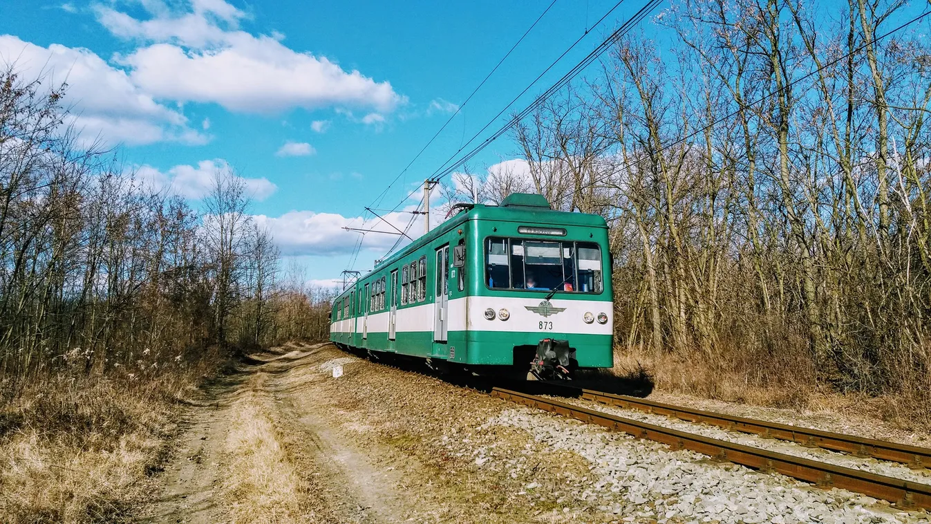 Drámai képsorok: Videón, ahogy kiemelik a roncsból a HÉV-vel ütközött autó sofőrjét