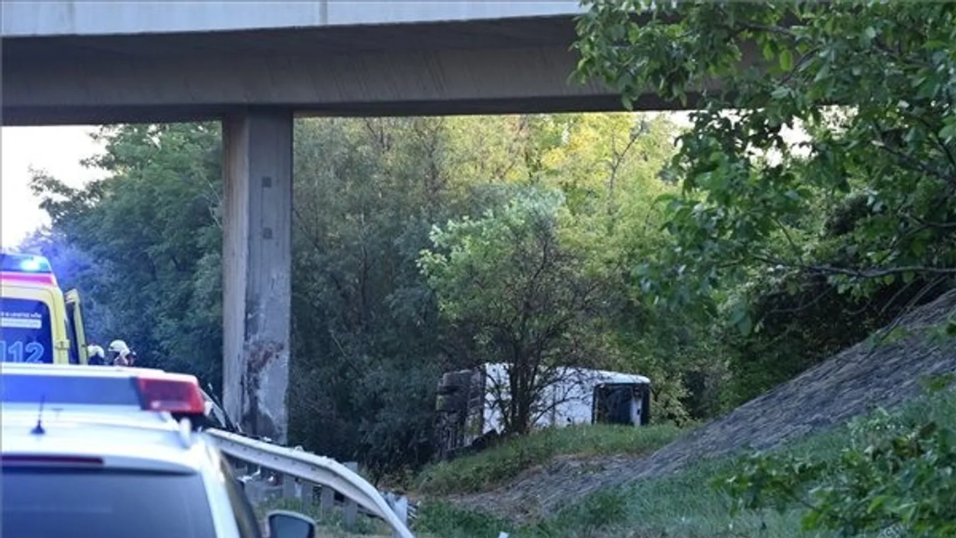 Buszbaleset az M7-esen: nagy torlódás várható a sérült szalagkorlát cseréje miatt
