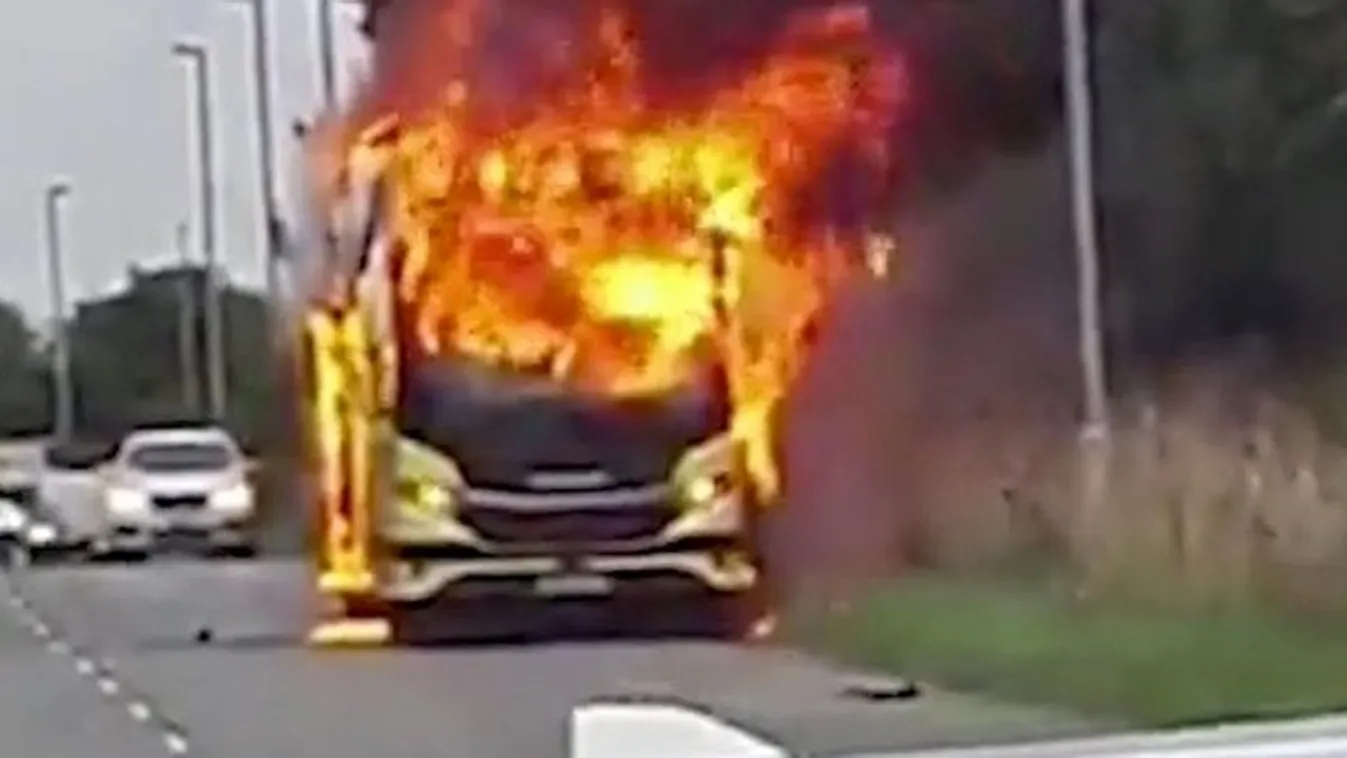 Újabb buszbaleset történt: lángba borult a jármű, 54-en voltak rajta - drámai videó