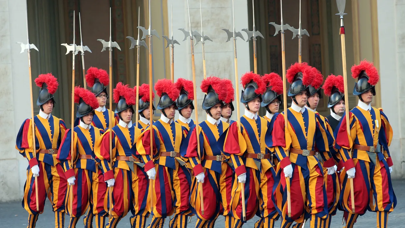 135 fős elit csapat védi a Budapestre látogató Ferenc pápát